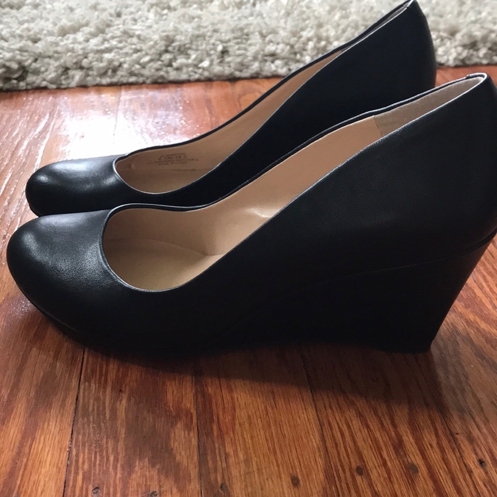 Jessica Simpson black wedges